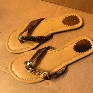 Metallic flat sandal